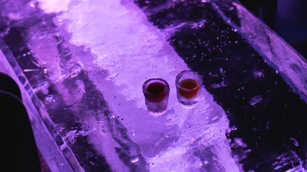 Pessoas bebendo coquetéis de óculos sentados no bar de gelo criativo, vida noturna — Vídeo de Stock
