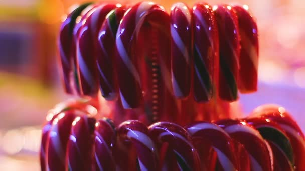 과자가 게, 축제 기념품에서 다채로운 산타 클로스 사탕 직원을 선택 하는 구매자 — 비디오