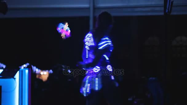 Led ışık performansı, gece kulübü parti gösterisini başlatmadan go-go dansı kız — Stok video
