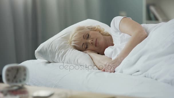 Atractiva mujer madura durmiendo en su cama, descanso en casa, estilo de vida saludable — Vídeos de Stock