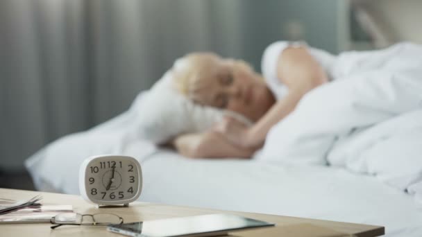 Schöne Dame mittleren Alters, die im Bett schläft. einen Moment vor dem Erwachen. Gesundheit — Stockvideo