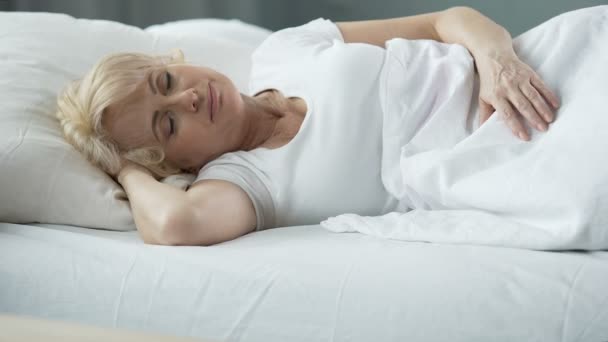 Mujer de mediana edad feliz durmiendo en la cama en el colchón ortopédico, salud — Vídeos de Stock