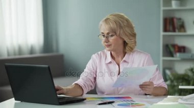 Kadın serbest meslek kazanç müşteri online, iş için Tasarım çözümleri oluşturarak