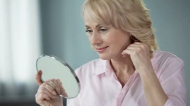 Yeni vitamini cilt güzellik ve tazelik için karmaşık etkisi ile kadını tatmin