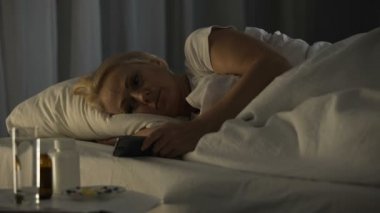 Yalnız hasta kadın cep telefonu rahatlatır ağrı kadar dakika sayım arıyor