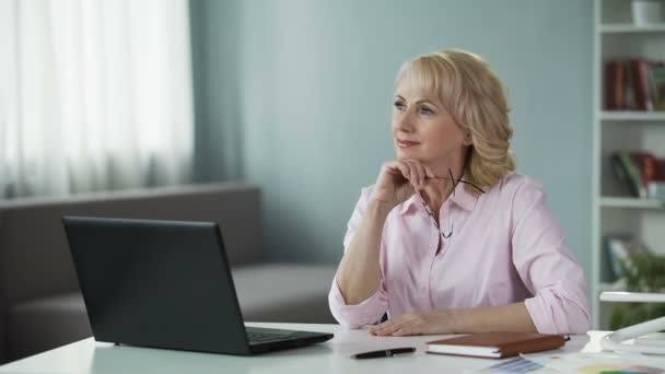 Ženská kosmetika poradce zvažuje, jak zlepšit prodej v Internetu — Stock video