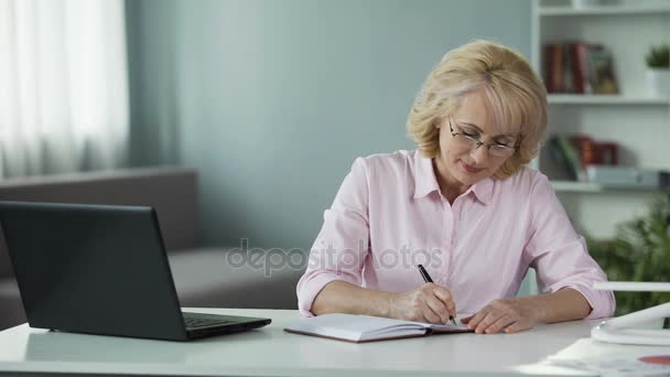Donna d'affari che scrive a piano di notebook per prossimo futuro, libero professionista — Video Stock
