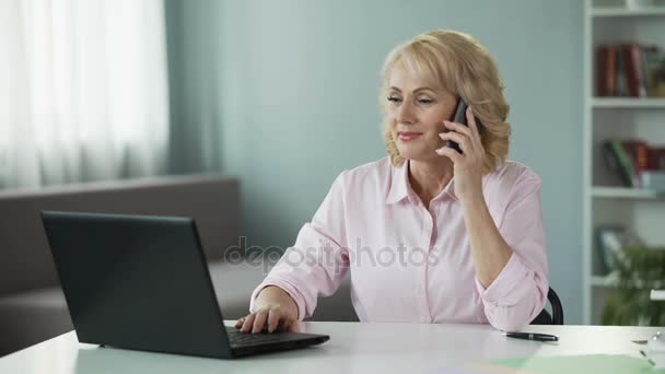 Mujer de negocios en sus 50 años llamando a los niños durante el descanso en el trabajo, la comunicación — Vídeo de stock