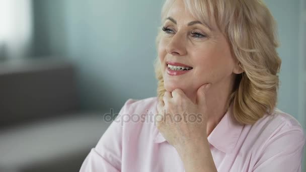 Señora de mediana edad soñando con la jubilación y alrededor del mundo crucero con su hombre — Vídeos de Stock