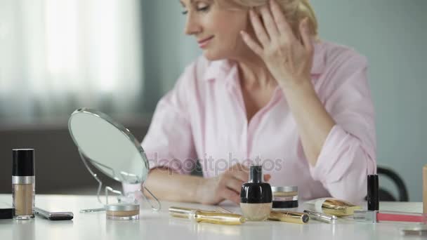 女士在她50满意的皮肤状况后使用抗衰老化妆品 — 图库视频影像