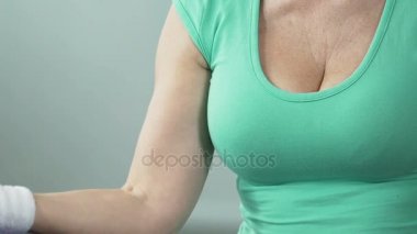 Yaşlı kadın koyarak palms yoga lotus pozisyonu, diğerinde karşı bir hobi