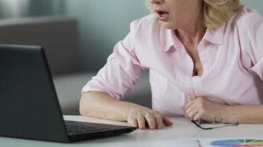 Şanslı Bayan onu piyango zafer sevindirici okuma kazanan listesi online, onun 50s