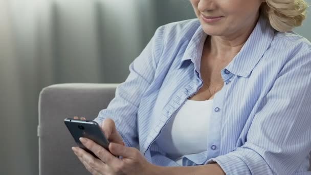 Pantalla táctil femenina envejecida del teléfono móvil y sonriendo, videollamada, felicidad — Vídeos de Stock