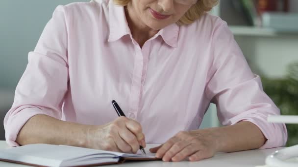 Donna pensionato pensando al piano di start-up e scrivere idee giù nel taccuino — Video Stock