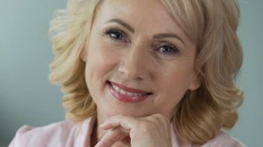 Kameraya gülümsemek gülümseyen mükemmel makyajlı çekici orta yaşlı erkek