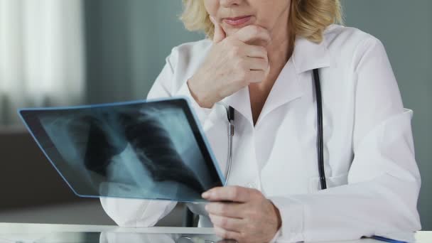 Medico senior che esamina i raggi X polmonari in ospedale, sanità e medicina — Video Stock