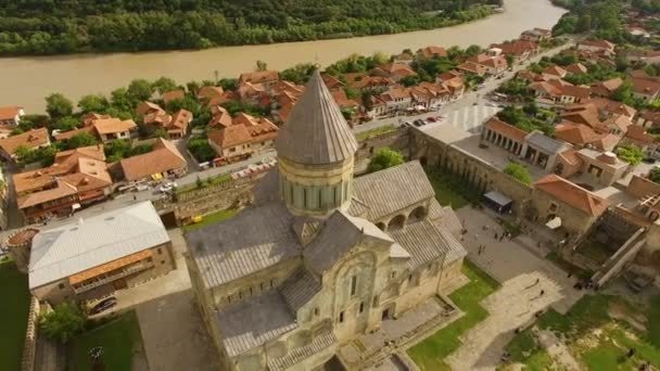 Piękny średniowieczny kościół w centrum Georgia, wpisanego na listę światowego dziedzictwa UNESCO — Wideo stockowe