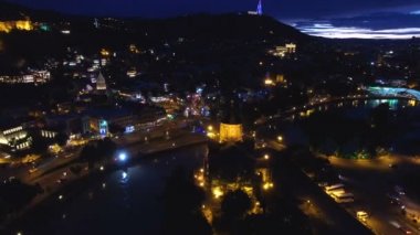 Metropol, panoramik dron görüntüleri, gece parlak şehir ışıkları