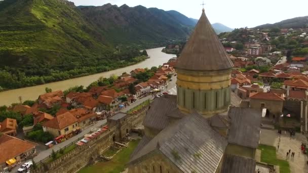 Drone vidéo de l'architecture géorgienne antique, vue imprenable sur le toit de la ville — Video