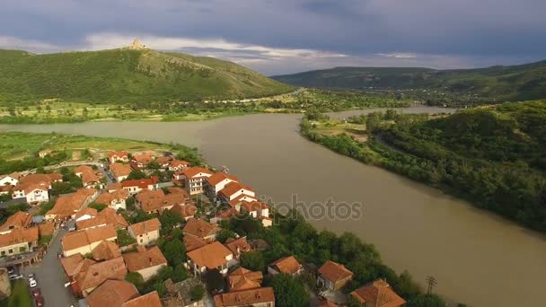 Aragavi řeka v Mtskheta, Gruzie, ptačí oko pohled záběry, dech beroucí pohled — Stock video