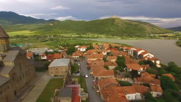 Panorama tiro de templo ortodoxo antigo, bairro histórico na Geórgia — Vídeo de Stock