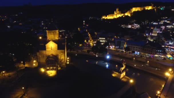 Noční pohled na Metekhi kostel Nanebevzetí Panny Marie, turistickou atrakcí v Gruzii — Stock video