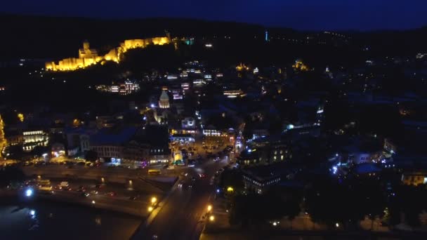 Malebné shot z rušné noční městských ulic, aktivní večerní dopravního toku — Stock video