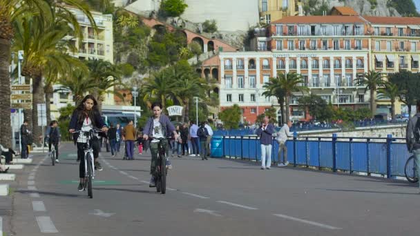 Nice, Fransa - Haziran 2016 yaklaşık. Şehirde turist. Promenade des Anglais Nice, Fransa boyunca onların bisiklet sürme gençler — Stok video