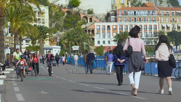 Nice, Francie - cca červen 2016. Turisté ve městě. Lidé mají skvělý víkend s rodinami, procházky po promenádě v Nice — Stock video