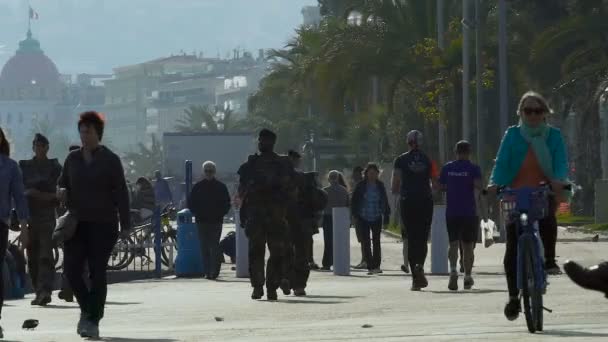좋은, 프랑스-6 월 2016 년경. 도시에 있는 관광객. 니스, 프랑스의 지중해의 제방에 인간의 생명의 평범한 하루 — 비디오