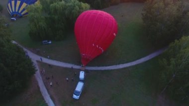 Hava balonu, zemin üzerinde ayakta gondol kaldırma yarışmacılar hazırlık uçuş