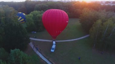 Sıcak hava balon havada yüzer, sepet zarf yere kaldırma, yarışma