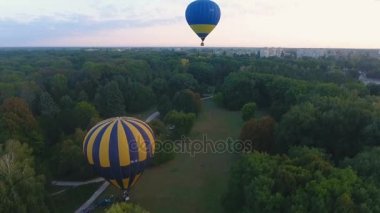 Hava balonu göğe yükselen kentsel yeşil alan, Şampiyonası, havadan görünümü üzerinde