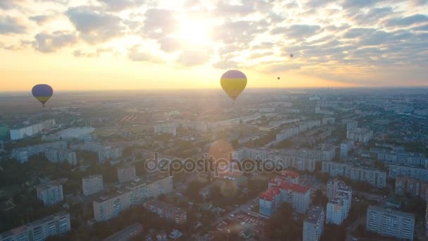 Globos aéreos que vuelan sobre la ciudad contra el sol poniente, vuelo nocturno, campeonato — Vídeo de stock