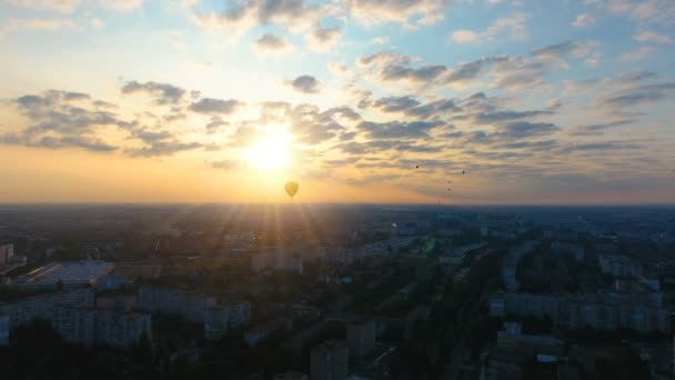 Viele Heißluftballons, die in der Ferne vor untergehender Sonne schweben, schöne Aussicht — Stockvideo