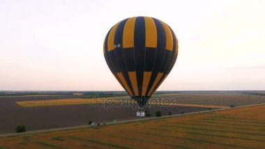 Uçan alanları, yol ortasında çalışan, sanayileşme üzerinde birkaç sıcak hava balonları