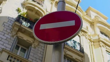 Kırmızı dur işareti ayakta street, güvenlik ve dikkat, kuralları sürüş