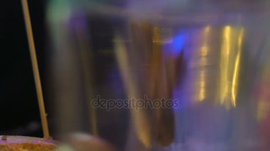 Fast food Festivali, el close-up ızgara et yiyen Kadın