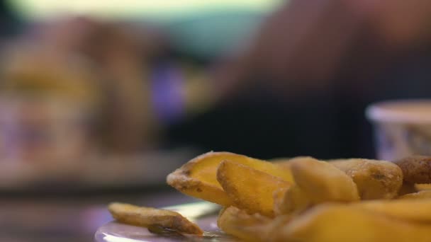 Patate fritte che giacciono sul piatto, fast food, piatto malsano e ipercalorico — Video Stock