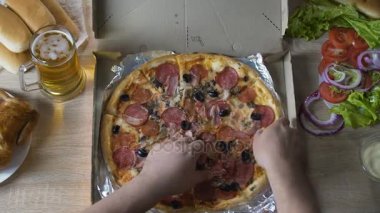 Şişman erkek oryantal yağlı gıda büyük dilim pizza, sağlıksız beslenme ile doldurma