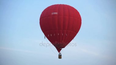 İnanılmaz güzel kırmızı sıcak hava balon gökyüzünde özgürlük uçan görünümünü
