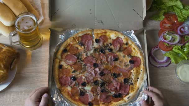 Парень берет свою руку от жирной пиццы, придерживаясь здоровой диеты, самоконтроля — стоковое видео