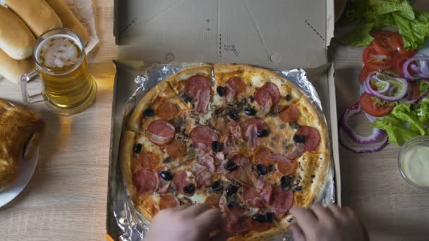 Esposa golpeando maridos mano en la pizza, pérdida de peso y control de dieta saludable — Vídeo de stock