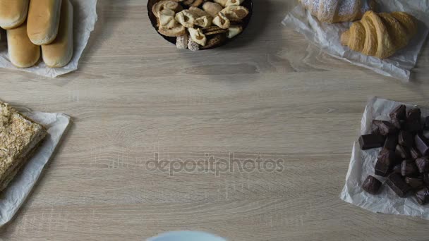 Dikke man zetten plaat met zoete chocolade taart op tafel, risico van diabetes — Stockvideo