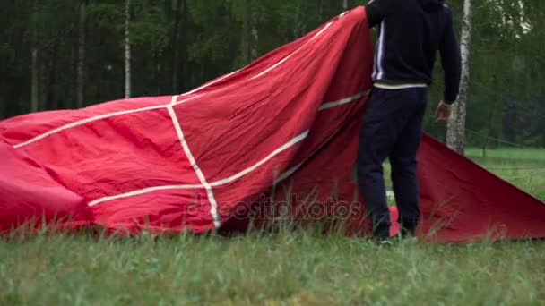 Equipe de balão infla o envelope de seu balão de ar quente no festival, hobby — Vídeo de Stock