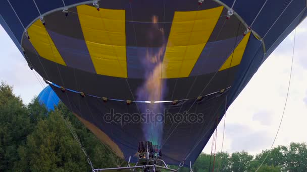 Vista do queimador de balão de ar quente que infla o envelope, preparação para a mostra — Vídeo de Stock