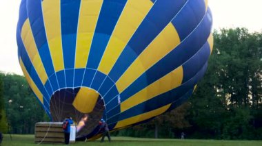 Hazırlama balloonists sıcak hava balon uçuş ve zarf şişirme için