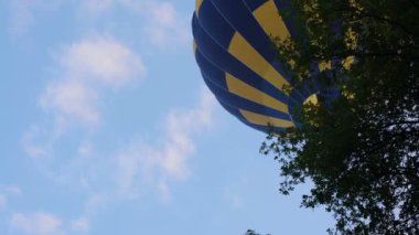 Ağaçların üzerinde boş zaman etkinliği uçan güzel sıcak hava balonu alttan görünüm