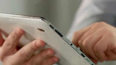 Adamın el rezervasyon otel daire tablet, mobil uygulama yakın çekim