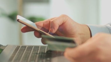 Erkek üzerinde akıllı telefon, online alışveriş, yakın çekim video kartı numarası ekleme